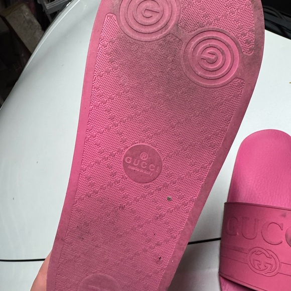 Gucci Fuchsia Logo Slides - Picture 2 of 2